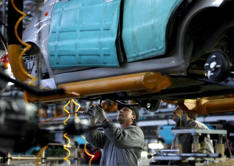 Teški dani zbog vodostaja Dunava: Dva proizvođača automobila obustavila proizvodnju