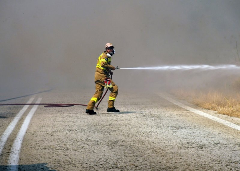 Industrijska zona blizu Atene evakuirana zbog požara