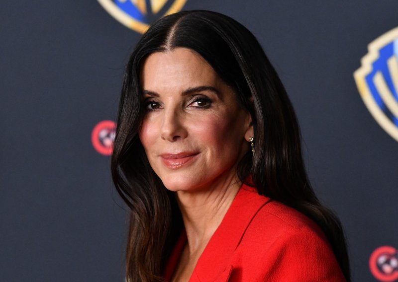 Sandra Bullock elegantnim izdanjem dokazala da crna od glave do pete nikad ne izlazi iz mode