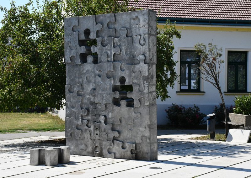Vandali išarali spomenik poginuloj djeci u Domovinskom ratu
