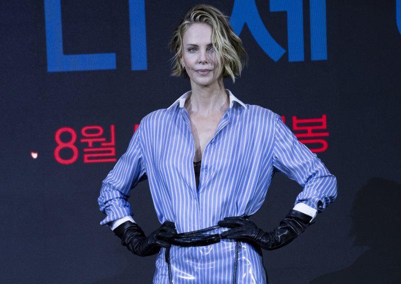 Charlize Theron nosi prozirnu suknju kakvu još nismo vidjeli