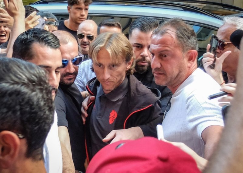 Luka Modrić stigao pred Hrvate u Australiji i izazvao totalnu ludnicu: 'Zovi, samo zovi'