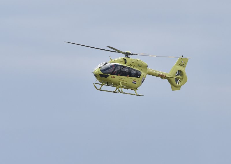 Djevojka pala u nesvijest, pomoć čekala sat vremena: 'Helikopter je morao sletjeti na plažu'