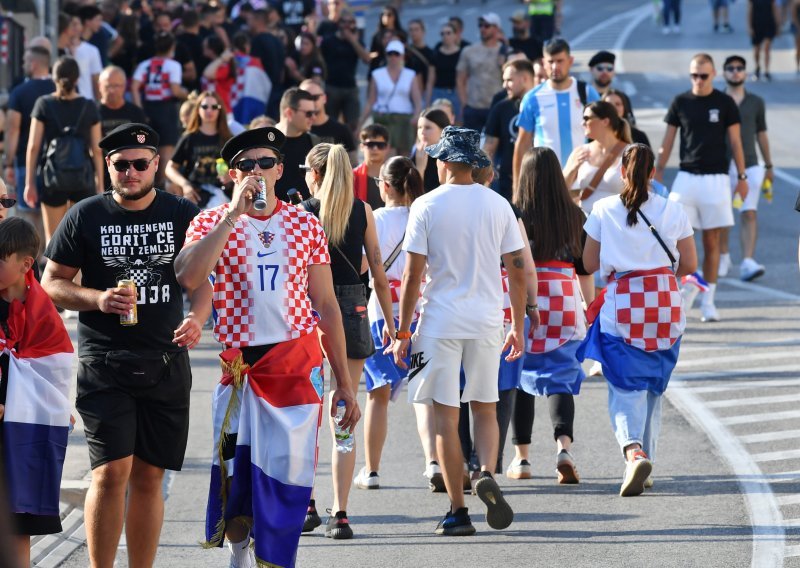 FOTO Šibenik u iščekivanju Thompsonovog koncerta, obožavatelji okupirali ulice