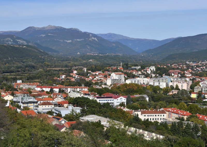 Knin nije samo proslava Oluje: Mladi odlaze, povratnici ulažu, a neka naselja još uvijek nemaju vodu
