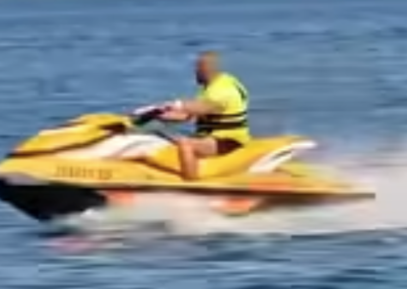 VIDEO Suludo ponašanje u Ninu: U kritičnom trenutku jet-skijem presijecao put kanaderima