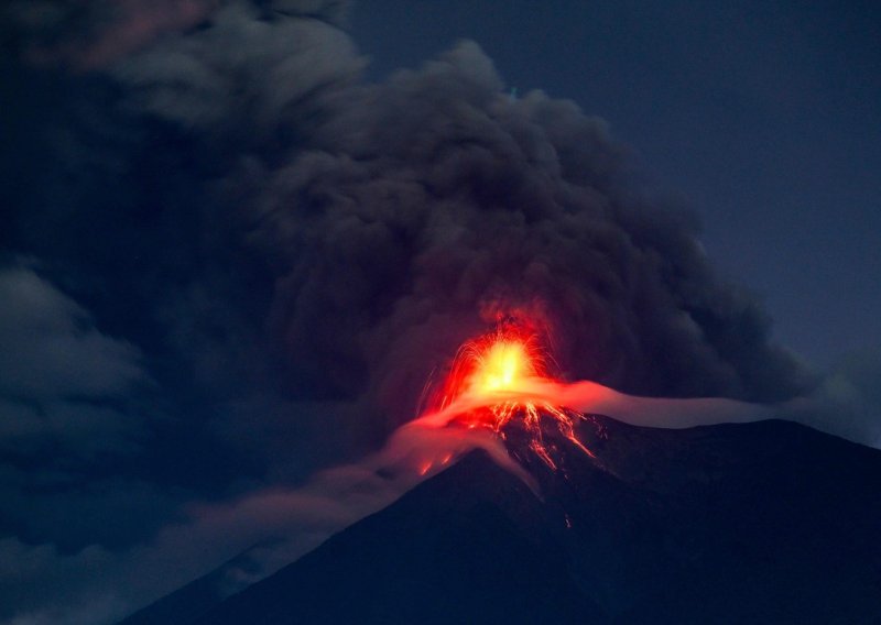 Eruptirao najaktivniji vulkan u Srednjoj Americi: Bujice lave teku niz stijenke