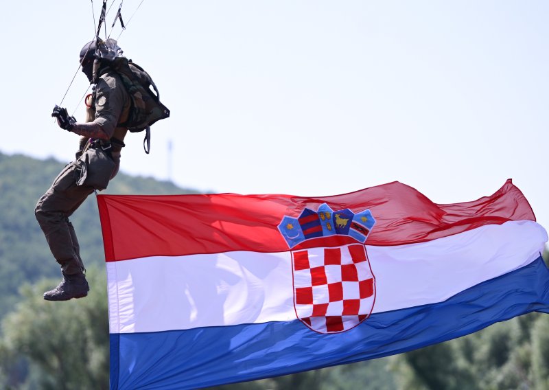 VIDEO/FOTO Politička elita stigla u Knin, hrvatska vojska pokazala spektakularnu moć na nebu