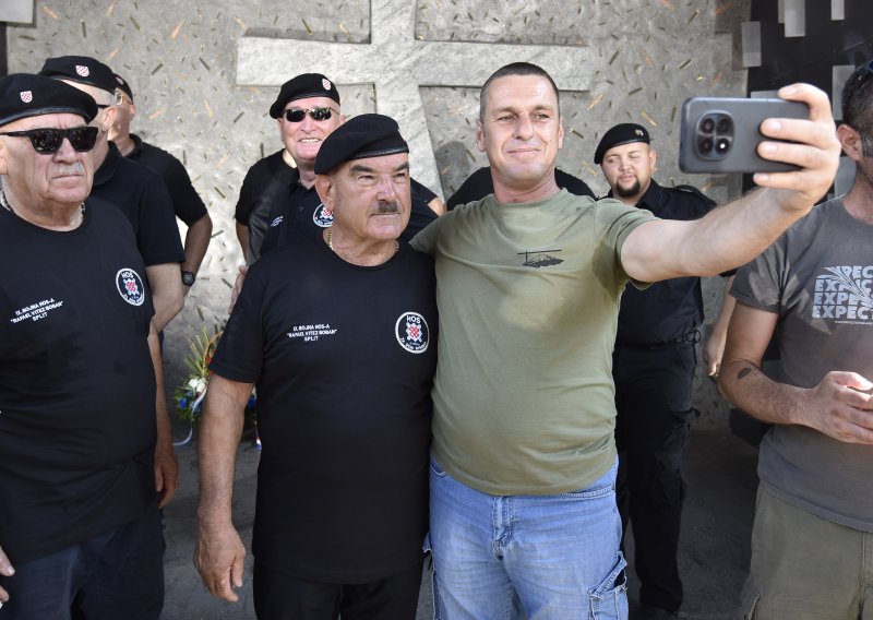 Još jedna obljetnica, još jedna sramota: Skejo uz poklič 'Za dom spremni' postrojio HOS-ovce u Kninu