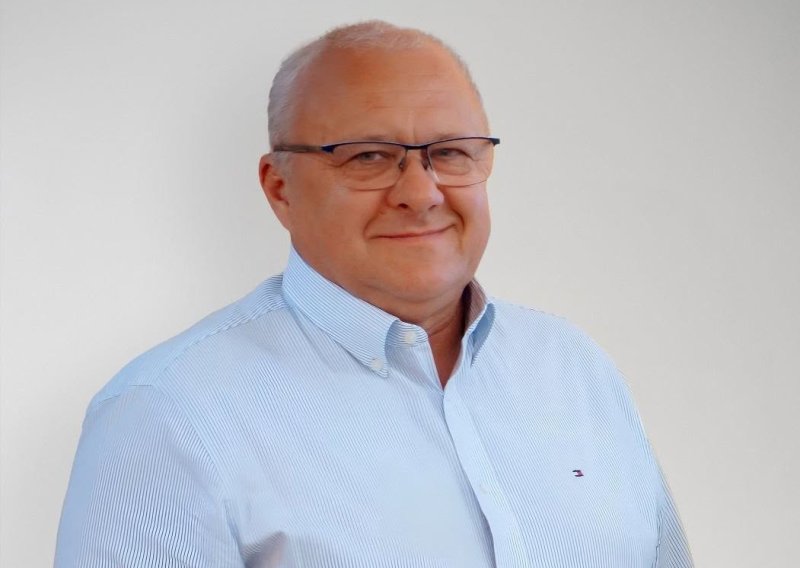Načelnik sa sinovima udarao po vozilu u kojemu je bilo dijete? Policija mu oduzela oružje