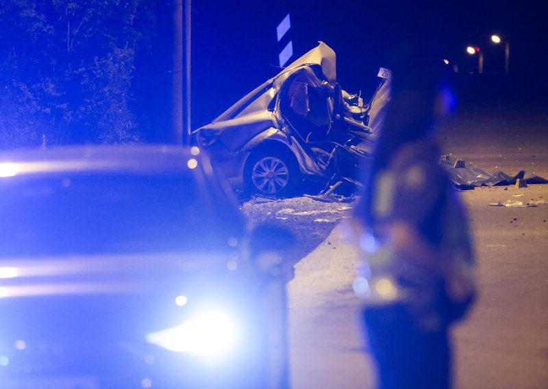 Jedna poginula i dvije ozlijeđene osobe u Zagrebu: Automobil je prepolovljen