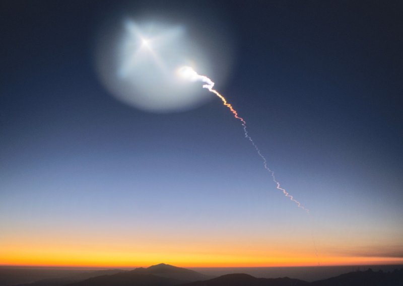 Raketa poletjela s udaljenog otoka, a zatim se iznad Pacifika dogodilo nešto neobično
