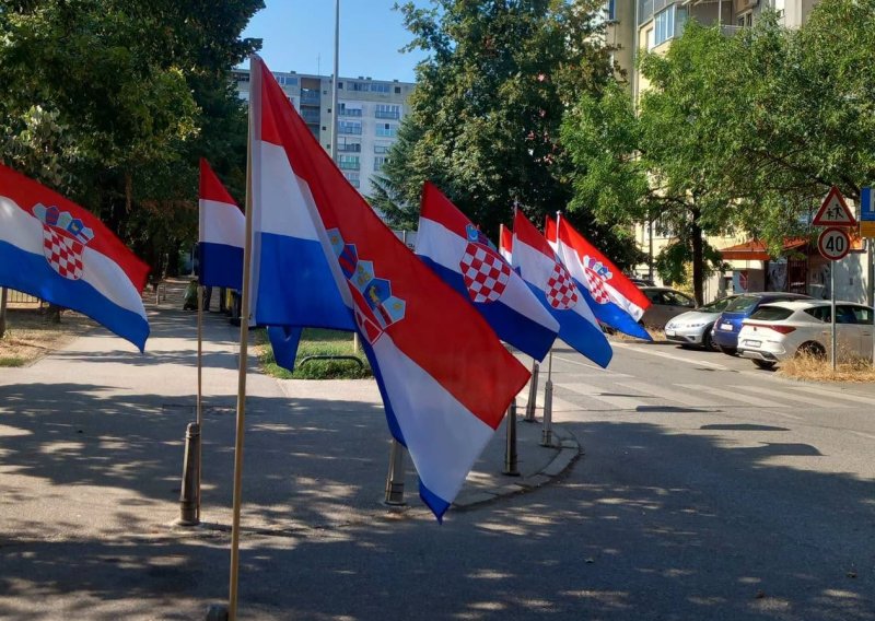 FOTO Prizor iz Zagreba podijelio građane: Hrvatske zastave preplavile križanje, pljušte komentari