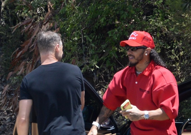 Jeste li ga prepoznali? Lewis Hamilton raspustio kosu, pustio bradu i prošetao u potpuno neočekivanom izdanju