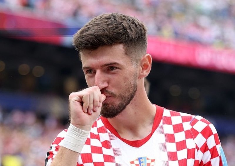 Vatreni iznenada napustio pripreme te avionom iz Australije hitno odletio za Milano