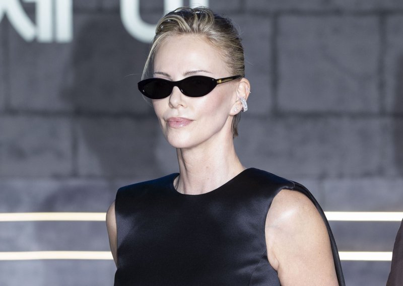 Charlize Theron zatvorila azijsku turneju 'Odiseje' u futurističkom modnom izdanju