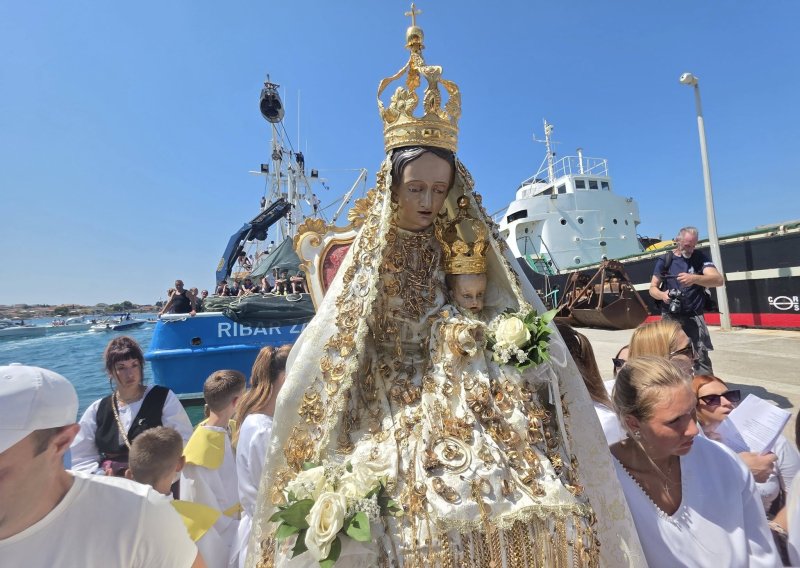 Kip Gospe postavljen uz jedan od najprometnijih kanala na Jadranu