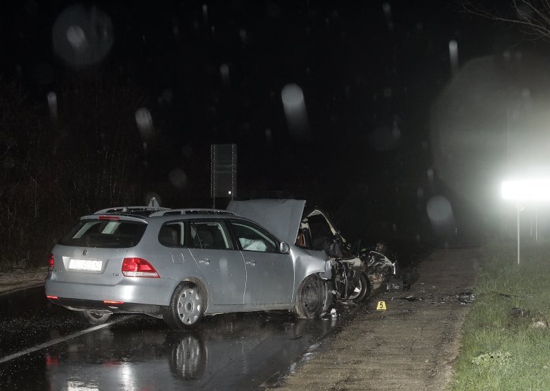 Dvije osobe ozlijeđene u sudaru automobila