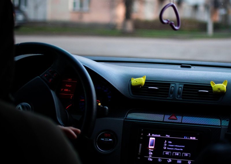 Ovaj miris u automobilu nikada nije normalan: Može otkriti pukotinu koju vozač uopće ne vidi