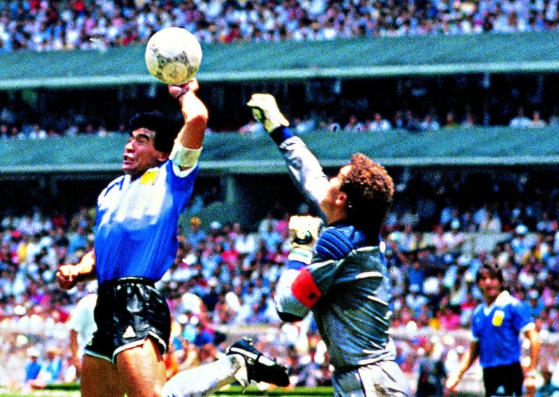 Na dražbu ide lopta kojom je Diego Maradona zabio gol 'Božjom rukom'