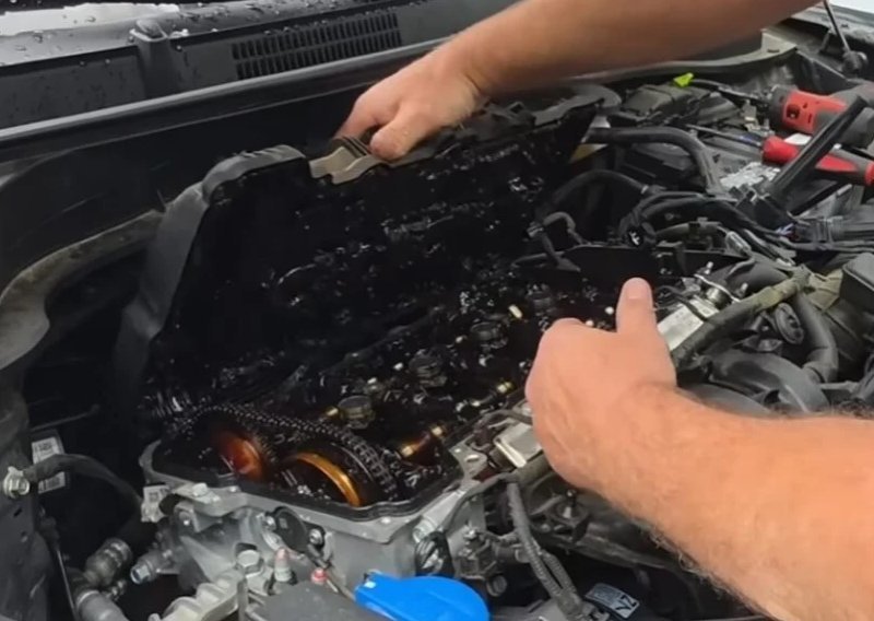 Motor su gotovo godinu dana držali upaljenim: Kad ga je mehaničar otvorio, prizor je bio nevjerojatan