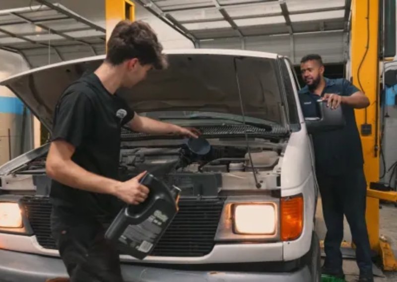 Tjednima su pokušavali uništiti ovaj motor: Ulili su benzin, pogrešno ulje, E85, kočionu tekućinu pa čak i maslac - i još radi