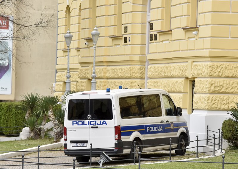 Imao je zabranu vožnje godinu dana, policija ga uhvatila na mopedu, a šibenski sud ga oslobodio: Evo zašto