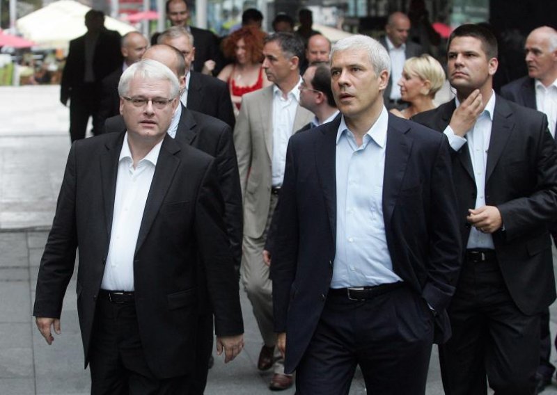 Pogledajte kako je Josipović skliznuo niz stepenice