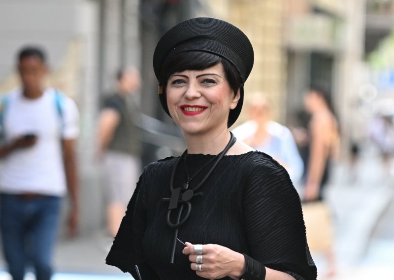 Mirela Holy privukla poglede na špici: Ovaj hit šešir naglasio njezinu novu frizuru