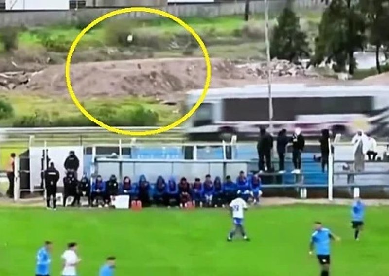 Nevjerojatna scena na utakmici: Ispucao loptu s terena i izazvao prometnu nesreću