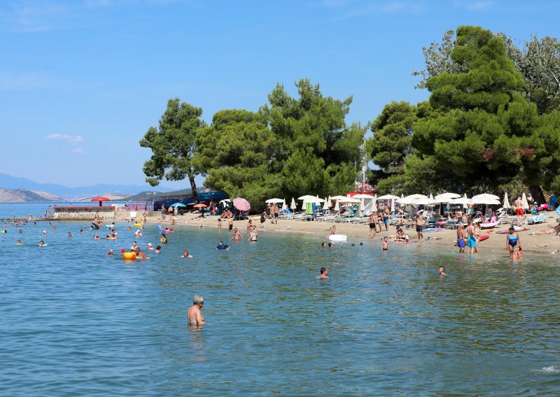 Palo stablo na popularnoj jadranskoj plaži: Ima ozlijeđenih