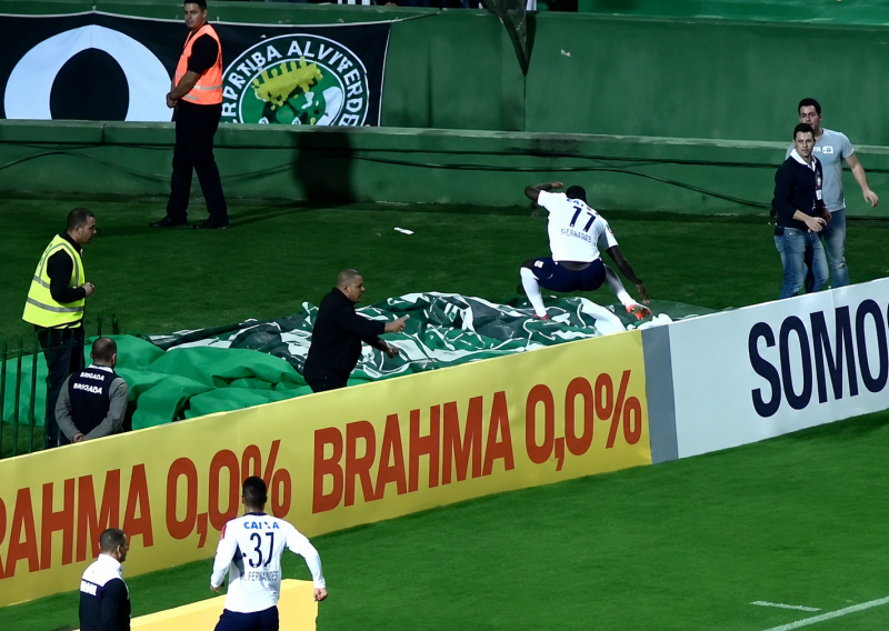 Neviđeni video: Igrač slavio gol, preskočio reklame i upao u provaliju, a gol mu poništili