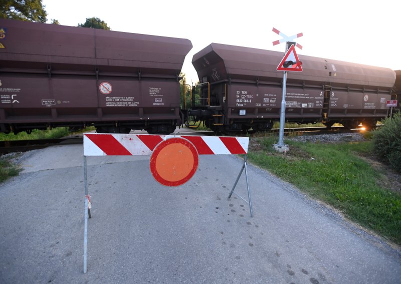 Novi incident: Teretni vlak prošao kroz crveno, malo je falilo do sudara. Promet u prekidu