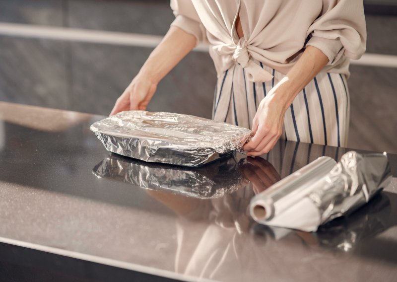 Skrivena opasnost u vašoj kuhinji: Ove namirnice nikad ne  zamotavajte u aluminijsku foliju