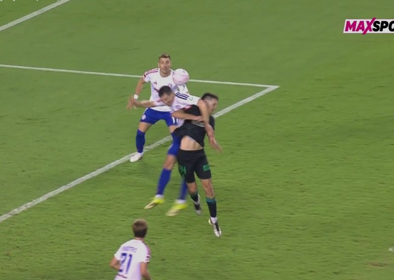 Nogometni fanovi u nevjerici da ovo nije bio penal za Istru protiv Hajduka: Pogledajte što se dogodilo