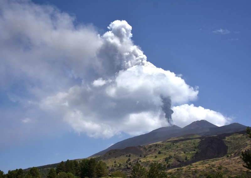 Etna prizemljila zrakoplove na Siciliji: Pepeo ušao u prostor oko aerodroma
