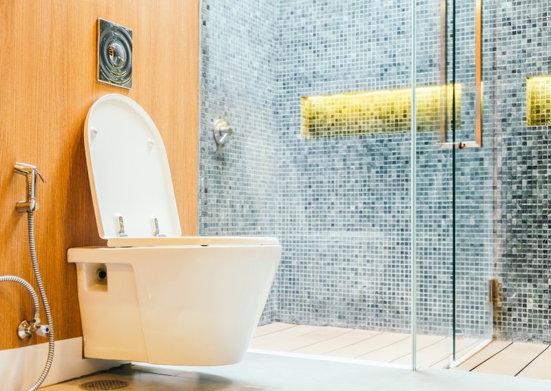 Izluđuje vas labava daska na WC školjci? Riješite ovaj iritantni problem u manje od 5 minuta