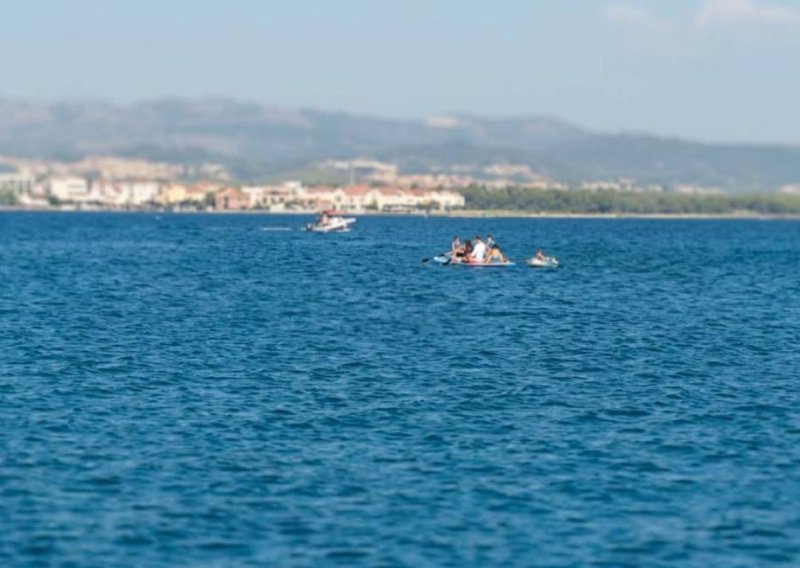 'Nema normalnih...': Četvero na SUP-u vuklo dijete u napuhancu kroz jedan od najprometnijih kanala