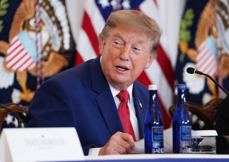 Fotografija Trumpa zbunila internet: Svi gledaju u ono što 'ne bi trebalo biti tamo'