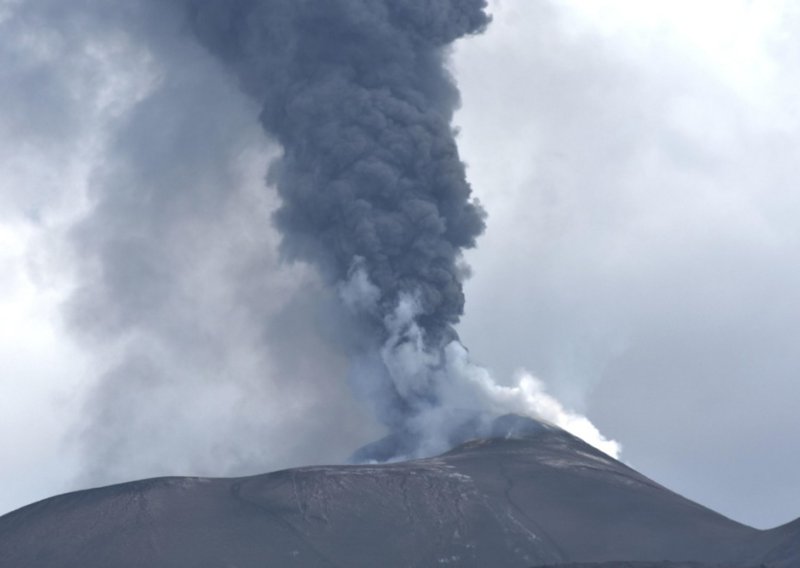 Etna još izbacuje pepeo, tisuće turista zaglavilo na otoku