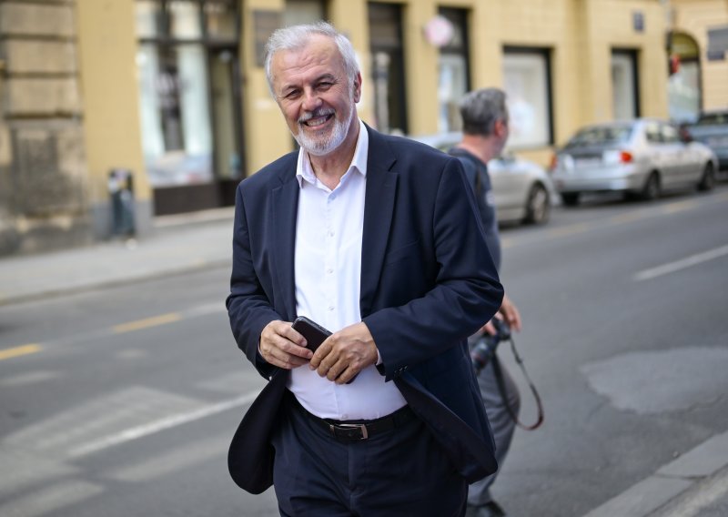 Sanader pozvao oporbu da s HDZ-om popije 'zdravu, ispravnu vodu' u Gospiću