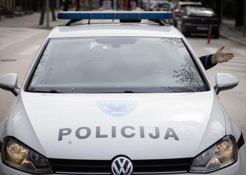 Strašna nesreća u BiH: Policajac motociklom udario u skupinu pješaka, jedna osoba poginula