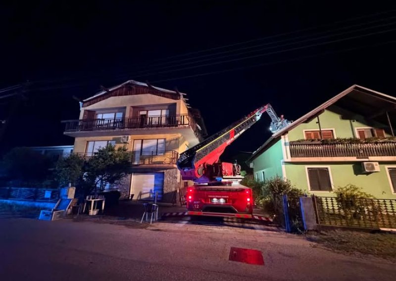 Snažno nevrijeme pogodilo Sloveniju: Vjetar rušio stabla i krovove, oštećen i povijesni dvorac