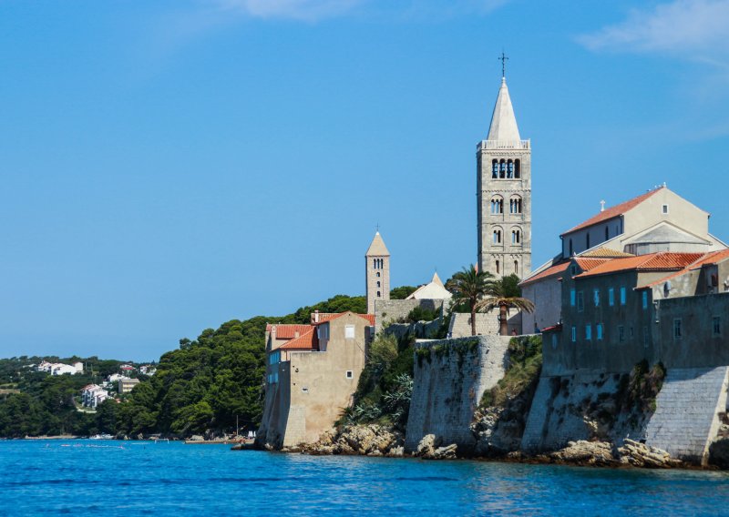 Zbog otpada u Gospiću pojačan nadzor vode za Rab: Tražit će metale i PFAS spojeve
