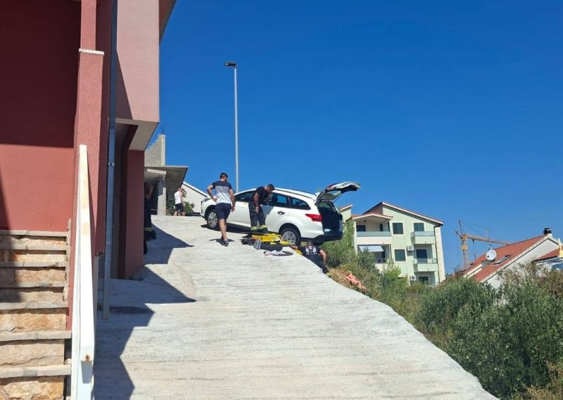Drama u Podstrani: Automobil sletio s ceste i 'klackao' se nad provalijom