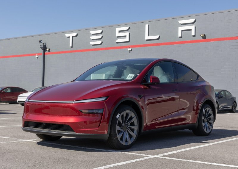 Tesla mora popraviti tvorničku grešku na farovima, za nju znaju već dvije godine