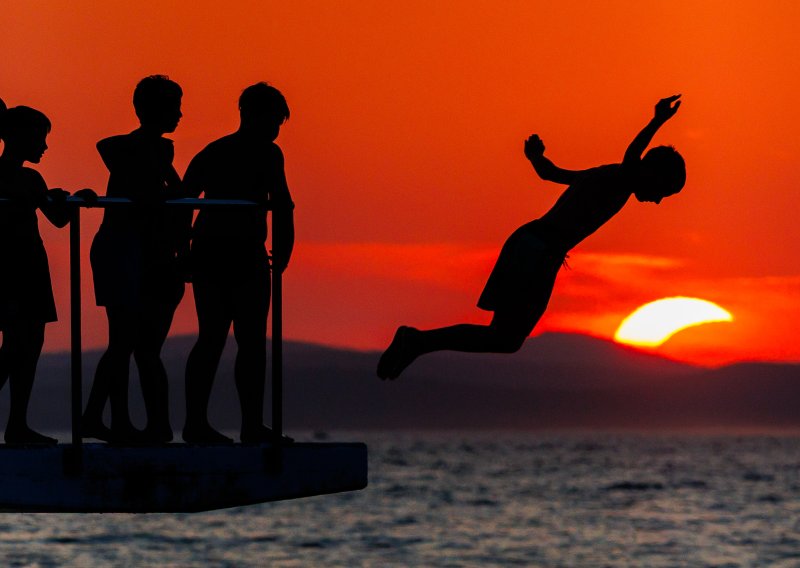 Kupači na plaži u Zadru skakali tijekom djelomične pomrčine Sunca, fotografije izgledaju filmski