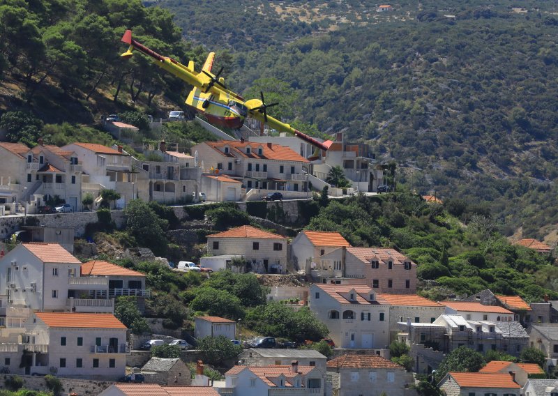 FOTO Nakon više od 13 sati borbe s buktinjom napokon lokaliziran veliki požar na Braču