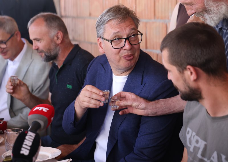 'Tražite da vadim pare iz ćupa': Vučić poveo novinare u Bunar na jaja, mezu, rakiju i vino