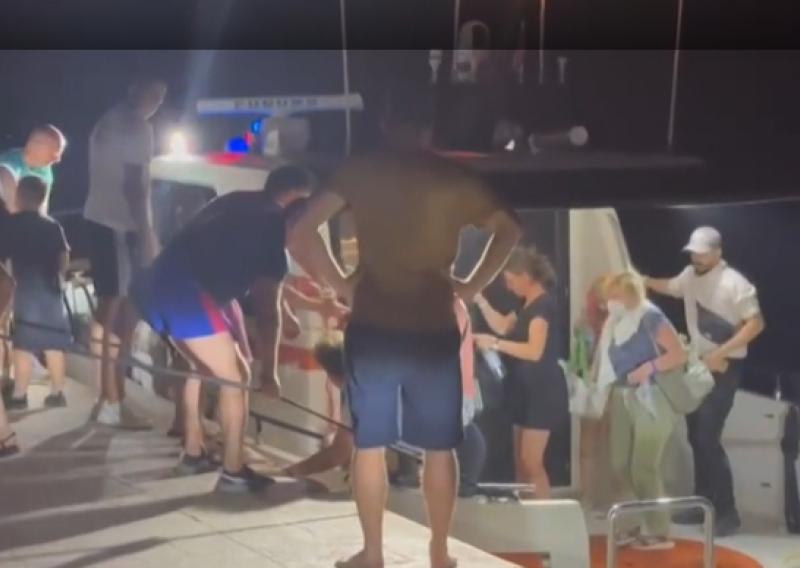 Situacija je kaotična: Ljude evakuiraju i brodicama
